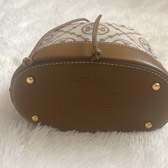 Tory Burch T monogram bucket bag - Picture 8 of 12